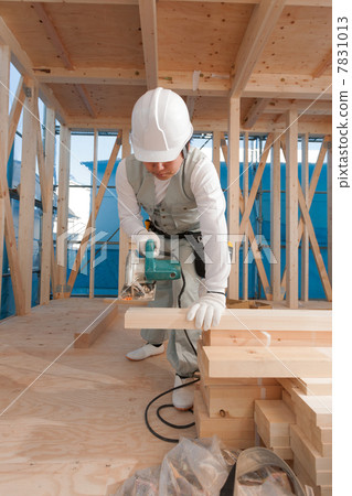 木匠切割木材 7831013