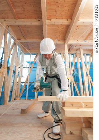 木匠切割木材 7831015