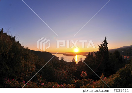 Evening view of the Columbia River 7831411