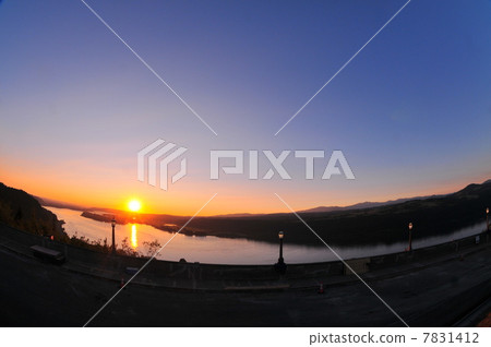 Evening view of the Columbia River 7831412