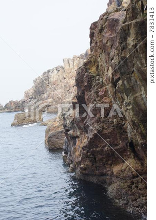Three-stage wall cliff 7831413