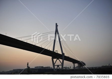 Evening view of Tempozan Ohashi Bridge 7835603