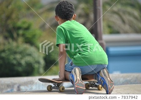 一個男孩在玩滑板 一個男孩在玩滑板 7837942