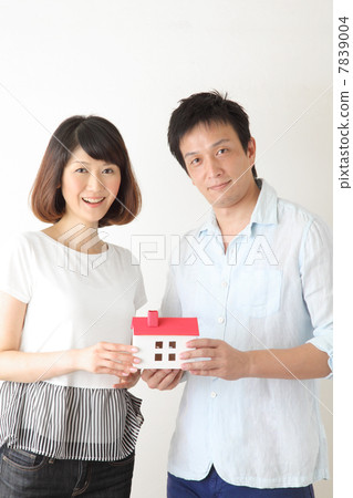 和一對夫婦一起購買房子 和一對夫婦一起購買房子 7839004