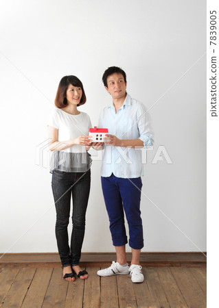 和一對夫婦一起購買房子 和一對夫婦一起購買房子 7839005