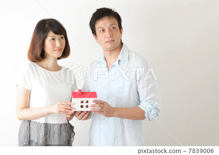 和一對夫婦一起購買房子 和一對夫婦一起購買房子 7839006