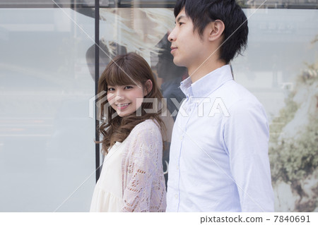 A couple to date in downtown 7840691