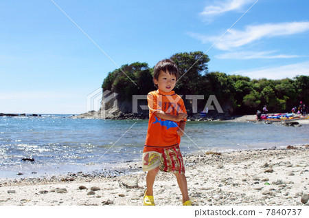 Children walking along the beach and Choshimagasaki coast 7840737