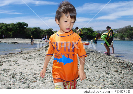 Children walking along the beach and Choshimagasaki coast 7840738