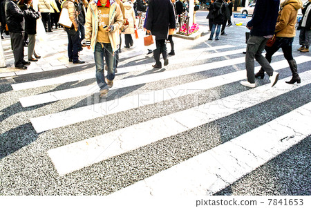 行人穿過人行橫道 行人穿過人行橫道 7841653