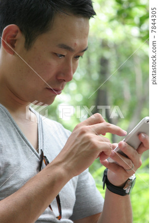 男子觸摸智能手機 男子觸摸智能手機 7844305