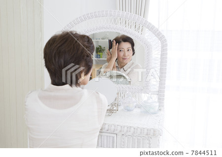 Senior female makeup image Senior female makeup image 7844511