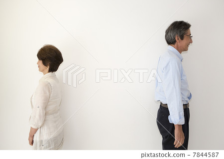 Senior couple looking backwards 7844587