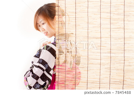 穿著浴衣的女人在溫泉的樹蔭下舒適地睡覺 7845488