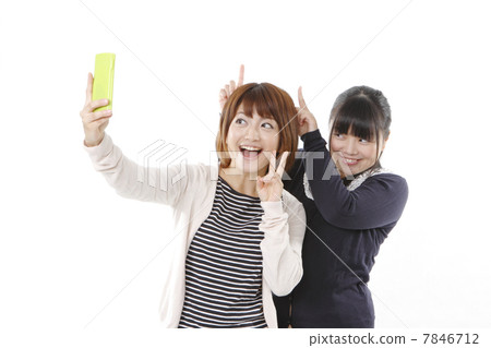 一位年輕女士射擊 7846712