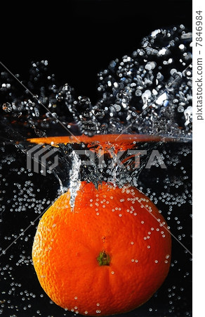 Mandarin under water Mandarin under water 7846984