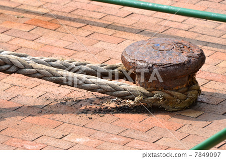 生鏽的繫泊柱 7849097