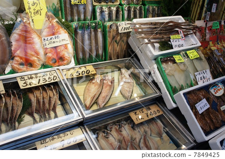在熱海站前面的購物街的一家乾食品店 在熱海站前面的購物街的一家乾食品店 7849425