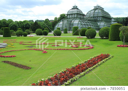 The large greenhouse inside the Schönbrunn Palace garden 7850051