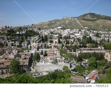 從阿爾罕布拉宮看的格拉納達阿爾拜辛區的白色都市風景 從阿爾罕布拉宮看的格拉納達阿爾拜辛區的白色都市風景 7850515