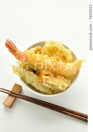 Bowl of rice and fried fish 7850922