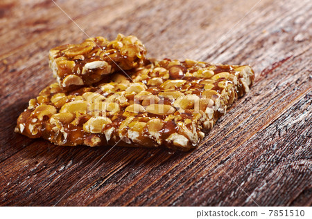 Peanut brittle sweet hard 7851510