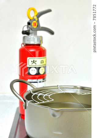 Fire prevention image (tempura oil and fire extinguisher) Fire prevention image (tempura oil and fire extinguisher) 7851772