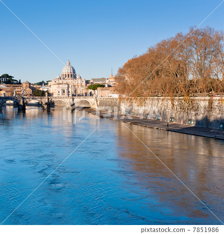 view on St Peter Basilica, Rome in autumn 7851986