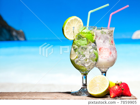 Cocktails on a beach Cocktails on a beach 7859905