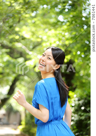 一個女孩回頭看 一個女孩回頭看 7861441