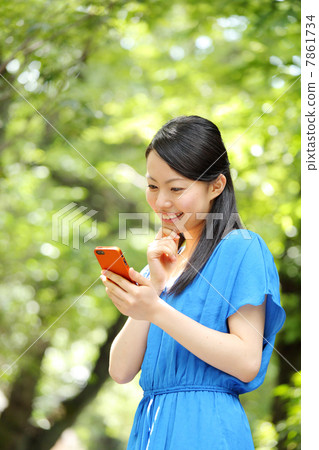 Girls using smartphones 7861734