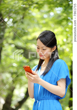 使用智能手機的女孩 使用智能手機的女孩 7861735