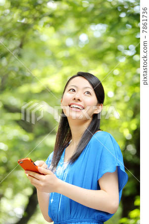 使用智能手機的女孩 使用智能手機的女孩 7861736