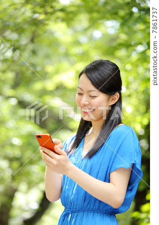 使用智能手機的女孩 7861737