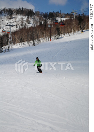 Snowboarding (1) Snowboarding (1) 7861777