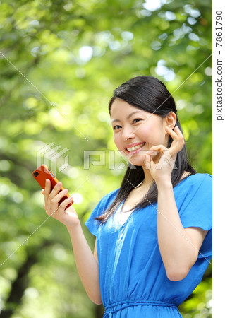 Girl using smartphone · OK Girl using smartphone · OK 7861790