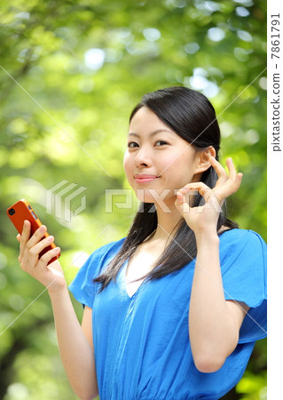 Girl using smartphone · OK 7861791