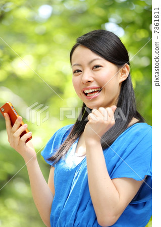 Girls using smartphones · Guts pose Girls using smartphones · Guts pose 7861811