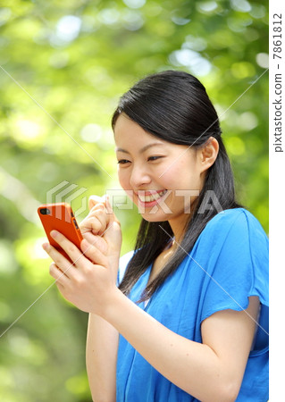 Girls using smartphones · Guts pose Girls using smartphones · Guts pose 7861812