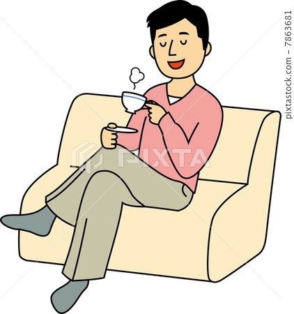 40多歲的男性在沙發上喝咖啡 7863681