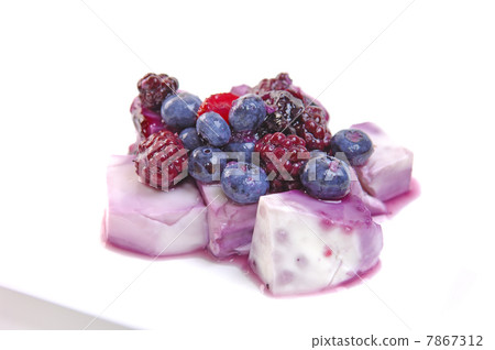 Delicious panna cotta 7867312
