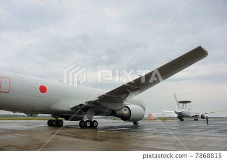 Transport machine 7868815