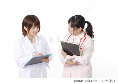 醫生和護士討論 7869193
