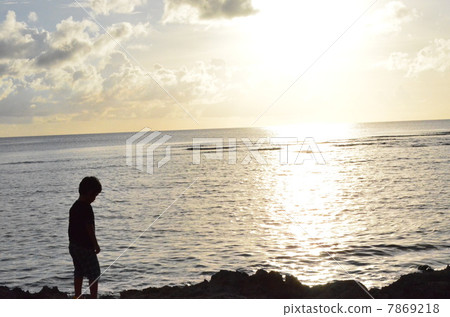 Boy and sea Boy and sea 7869218