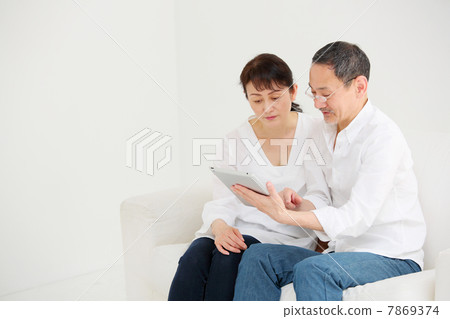 使用iPad的資深夫婦 使用iPad的資深夫婦 7869374