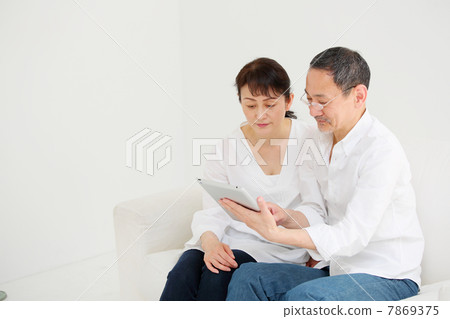 使用iPad的資深夫婦 使用iPad的資深夫婦 7869375