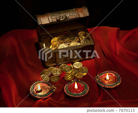 Gold coins and diyas  7870113