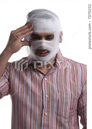 Man with a bandaged head  7870202