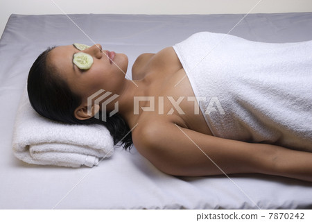Woman lying down in a spa  7870242