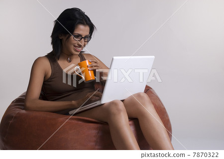 Woman working on a laptop  7870322